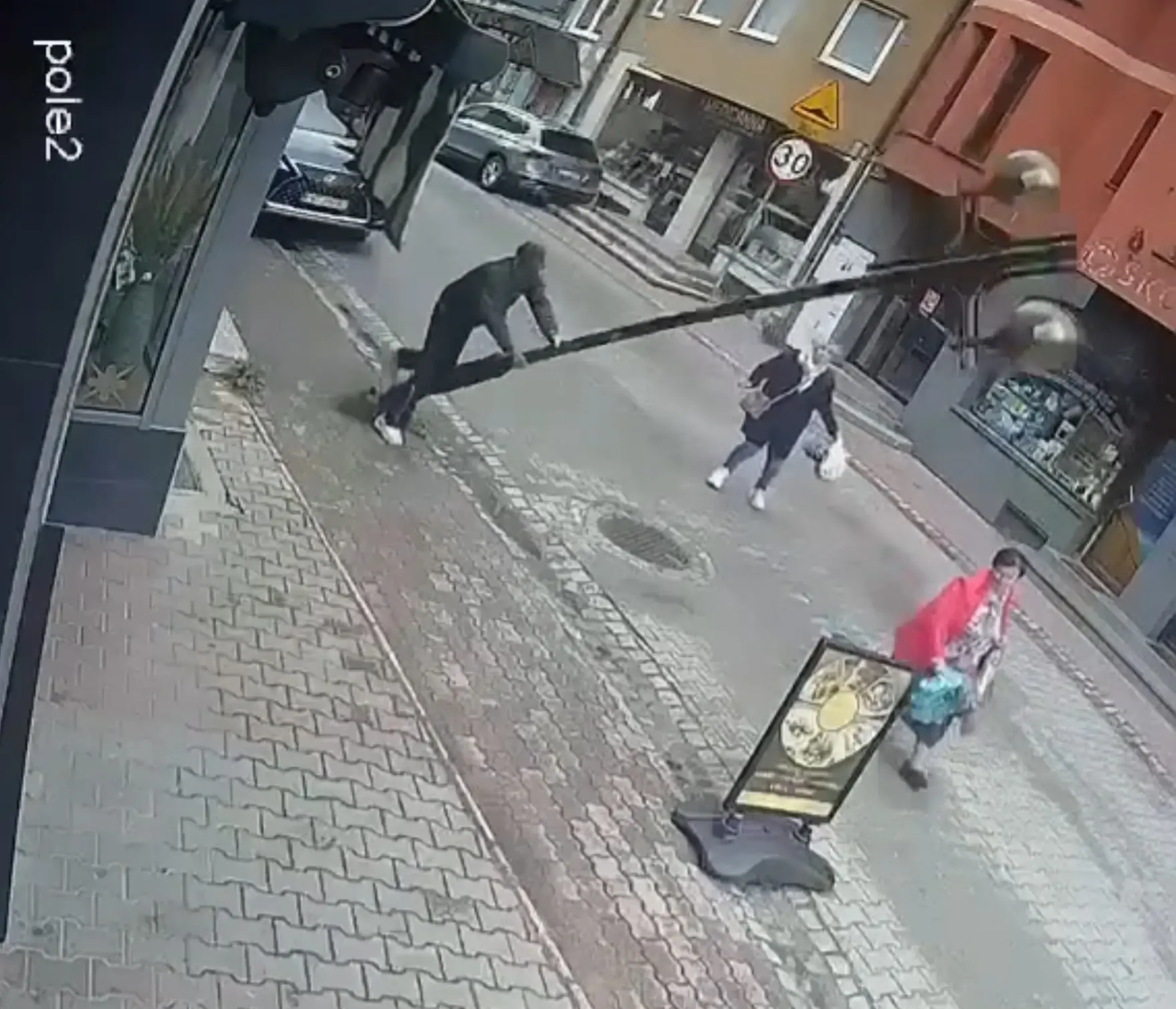 Latarnia uliczna runęła na kobietę na ul. Krzywej w Nowym Targu
