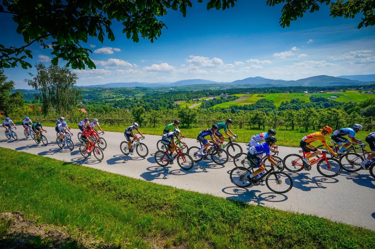 Ataki i ucieczki, wiraże i ścianki: Start 63. Małopolskiego Wyścigu Górskiego