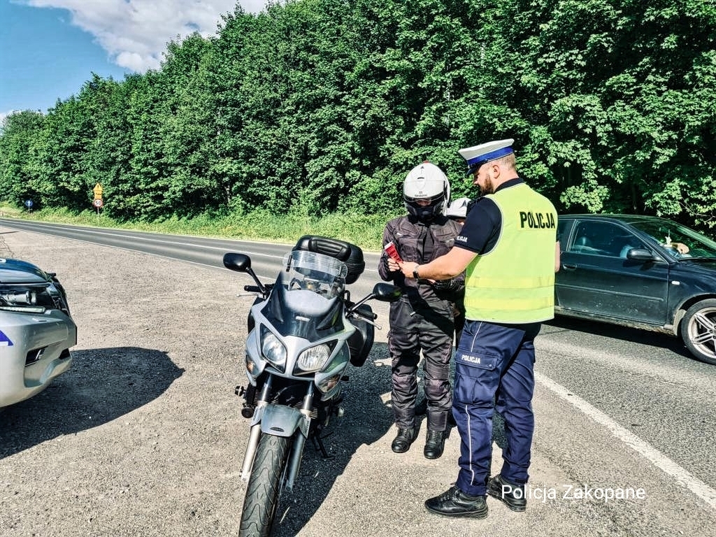 Z pozoru drobna kolizja zakończyła się obrażeniami ciała rowerzystki