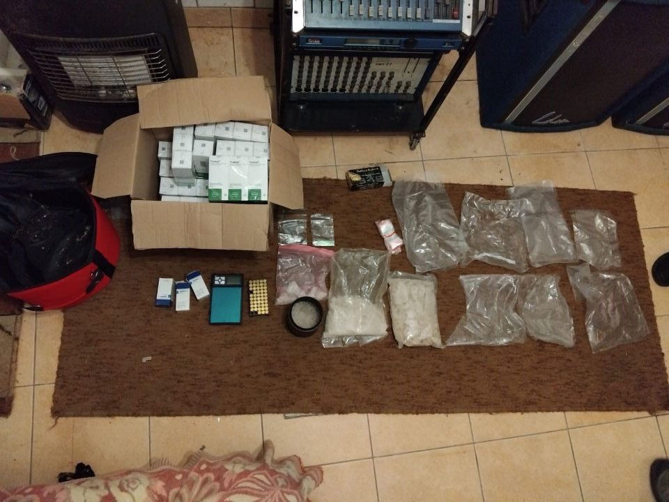 Policjanci z Rabki-Zdroju zabezpieczyli 2 kg mefedronu i znaczne ilości leków opioidowych