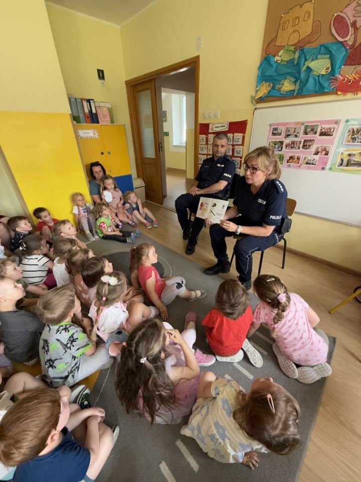 Dzielnicowi z Rabki-Zdroju czytali dzieciom w ramach ogólnopolskiej kampanii