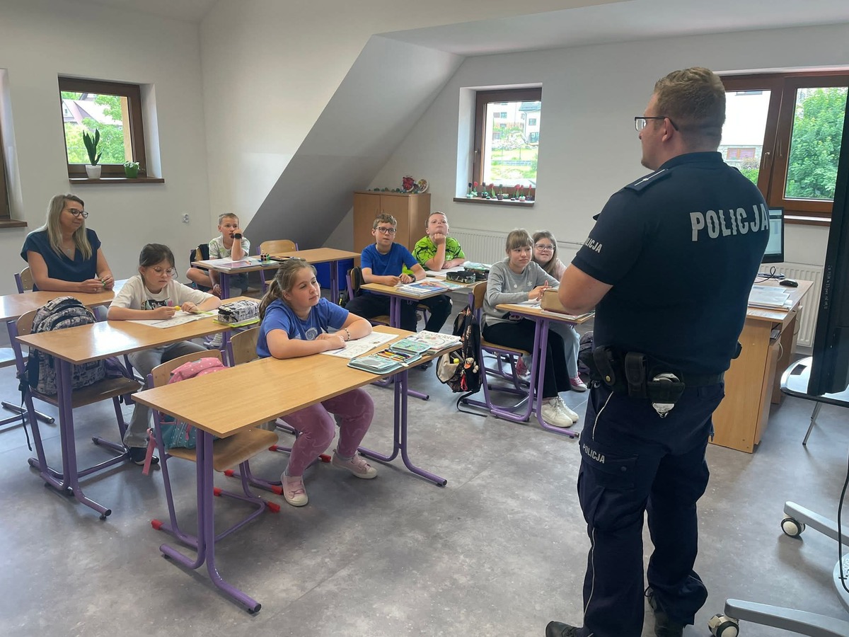 Dzielnicowi z Krościenka nad Dunajcem edukowali młodzież przed wakacjami