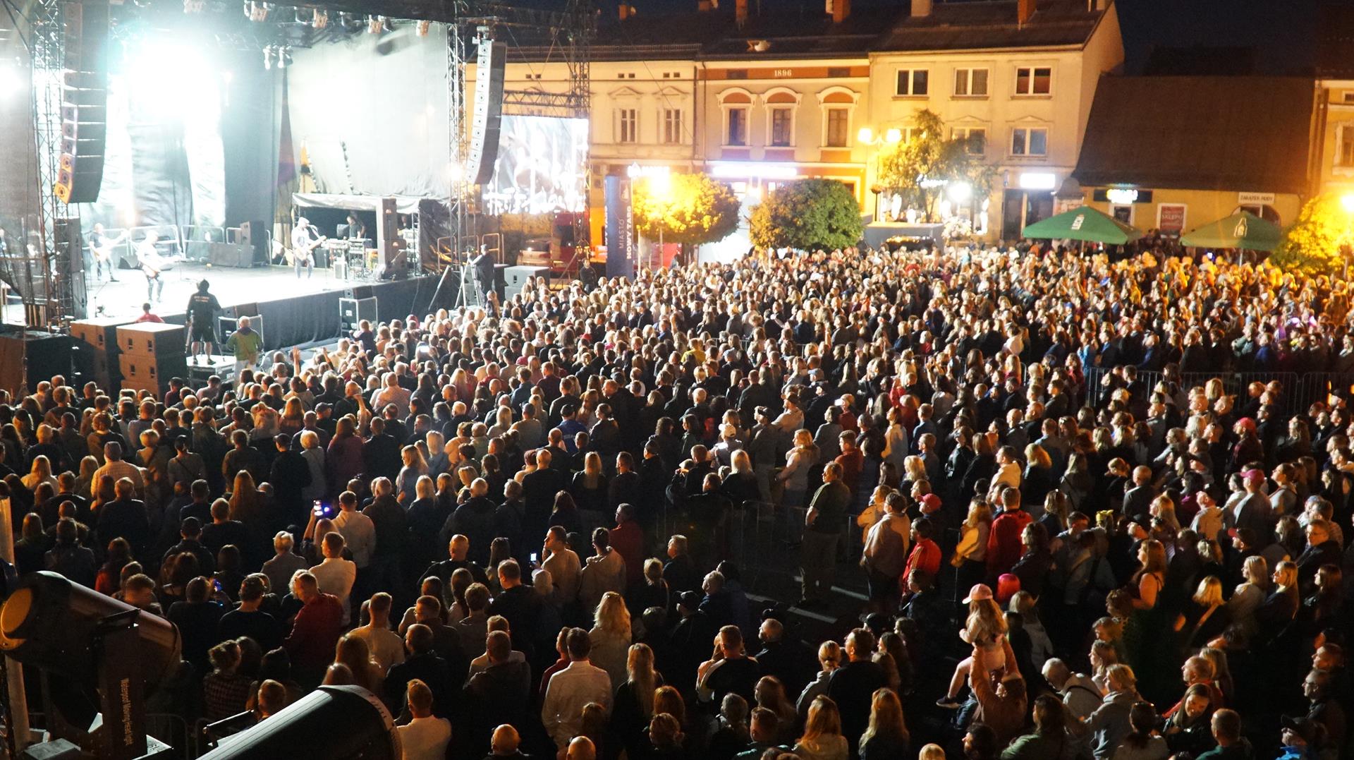 Nowotarski rynek zapełnił się fanami rockowej muzyki podczas Przywitania Lata 2025 (GALERIA)
