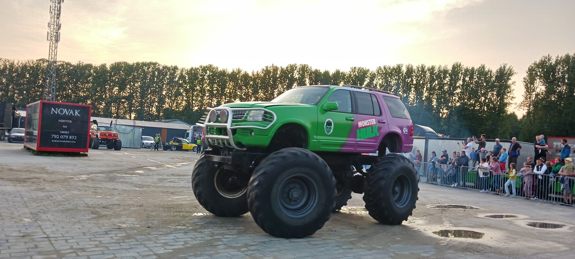 Pokaz kaskaderski z udziałem monster trucków znowu zagościł w Nowym Targu (GALERIA)