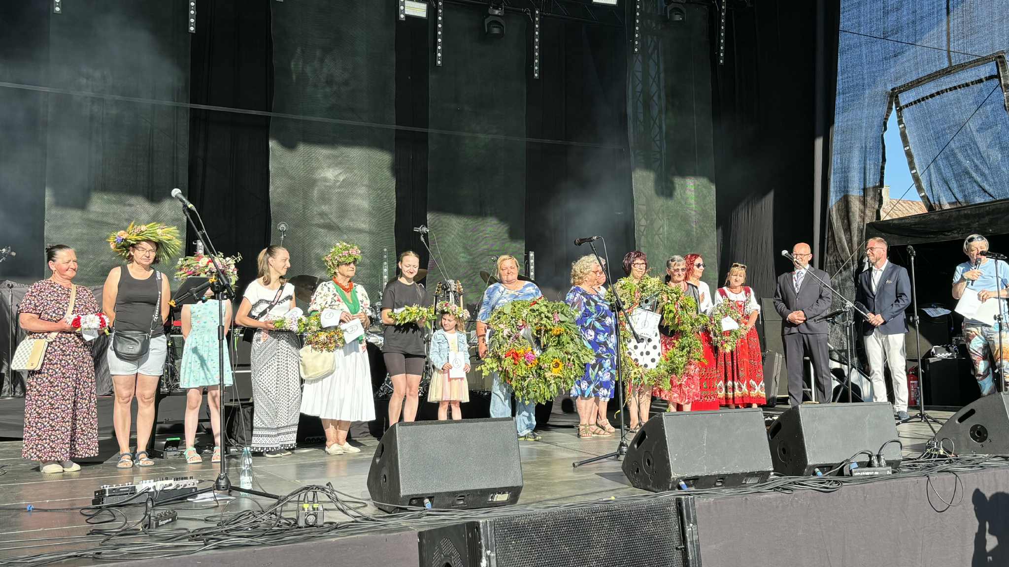 Nowotarskie przywitanie lata - wianki, lasery i upominki dla publiczności (GALERIA)