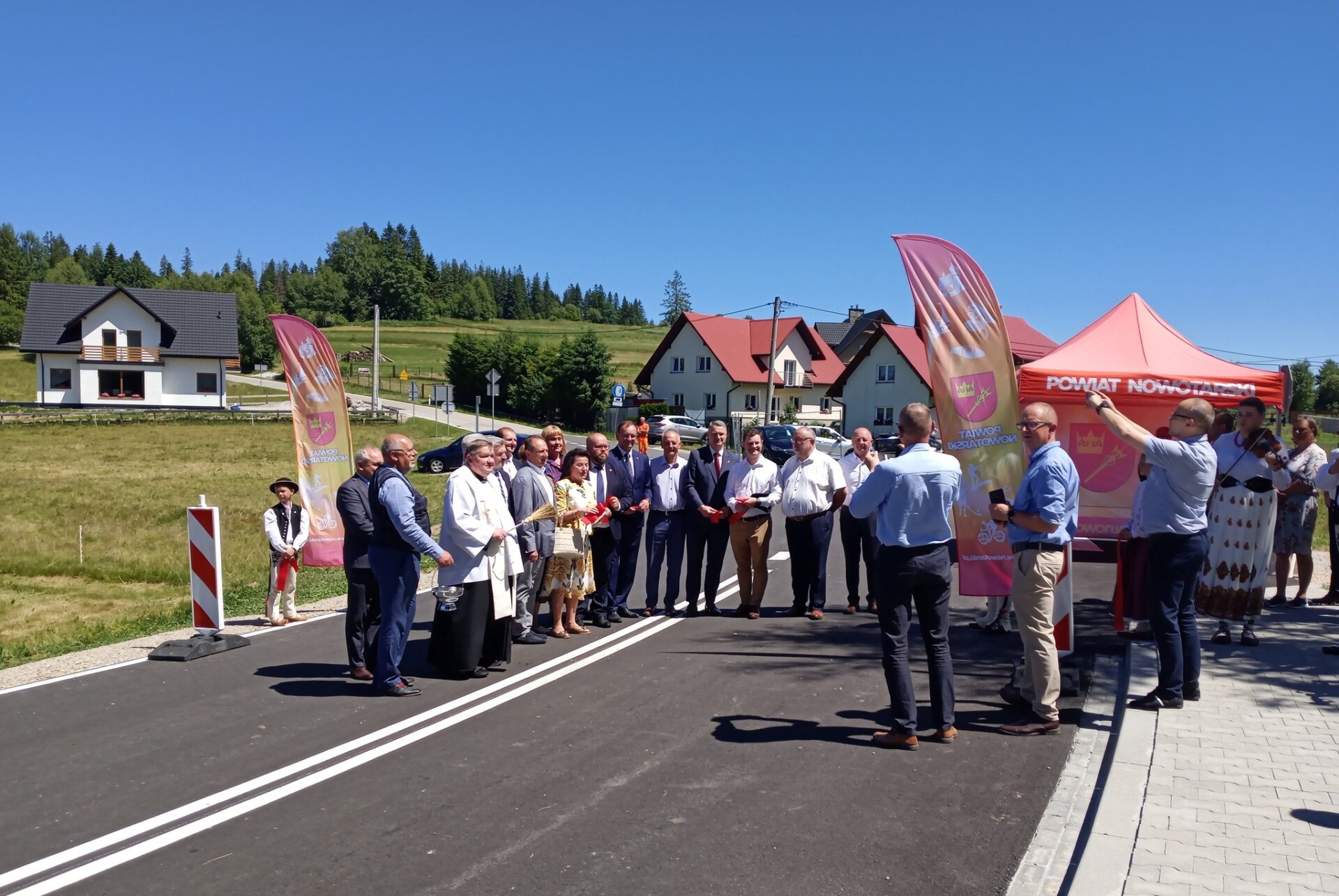 Koniec z drogami gruntowymi w powiecie nowotarskim. W Podszklu uroczyście otwarto nowy asfaltowy odcinek