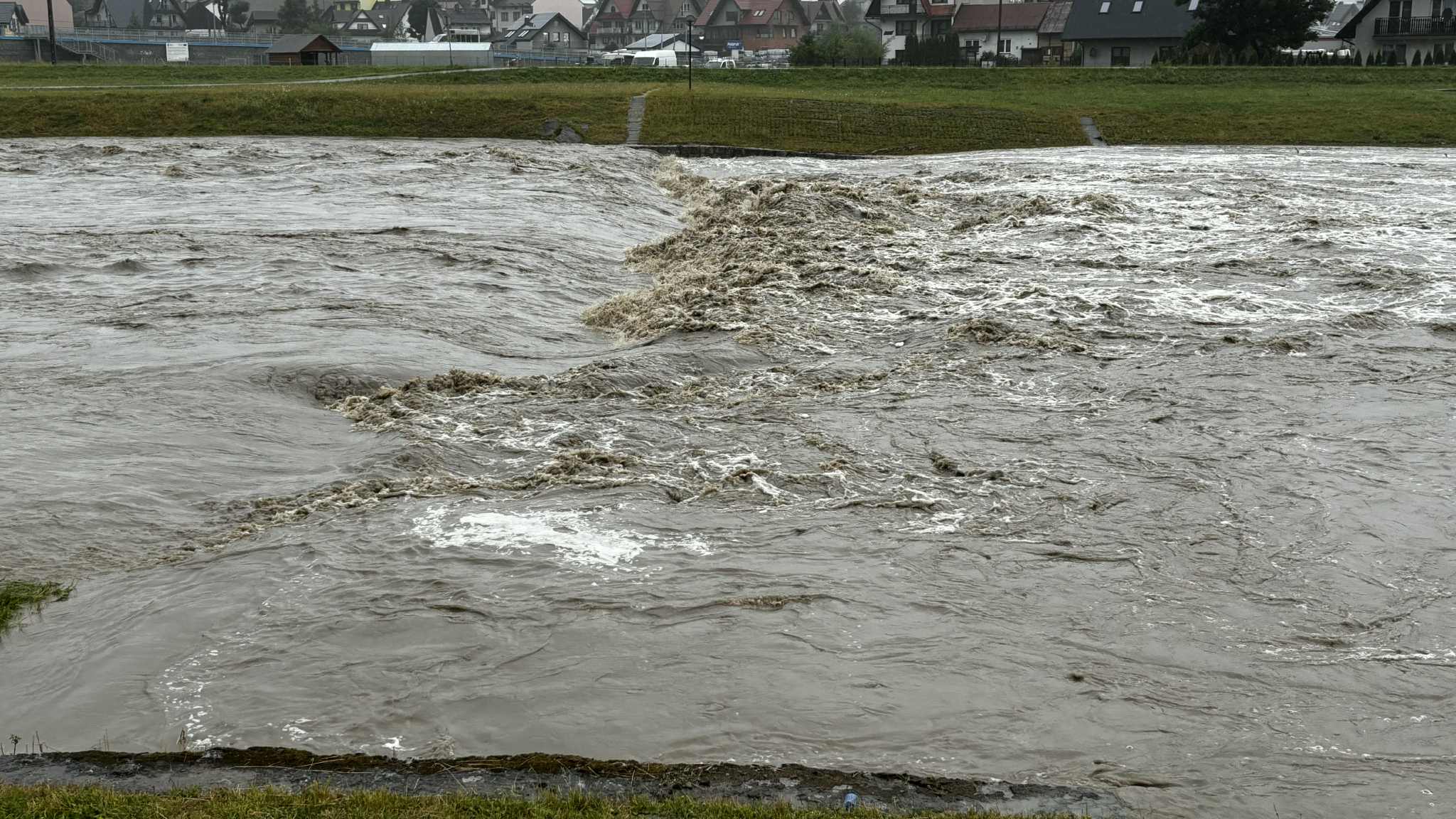 Sytuacja pogodowa zmienia się dynamicznie, dziś podniosły się wody Białego Dunajca (AKTUALIZACJA)