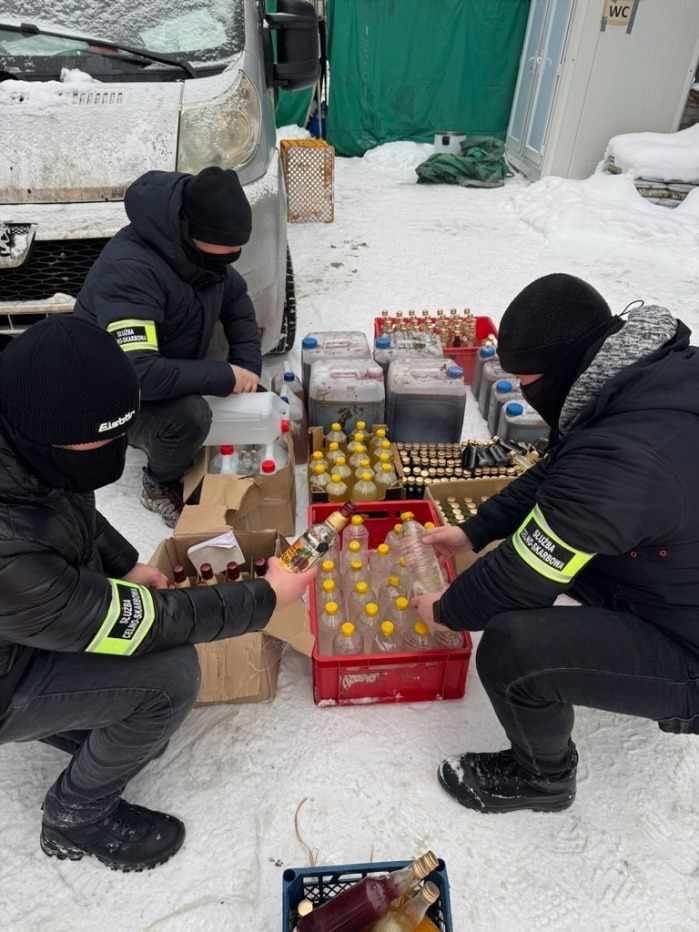Małopolska KAS zatrzymała 317 litrów podejrzanego alkoholu podczas zawodów w Zakopanem