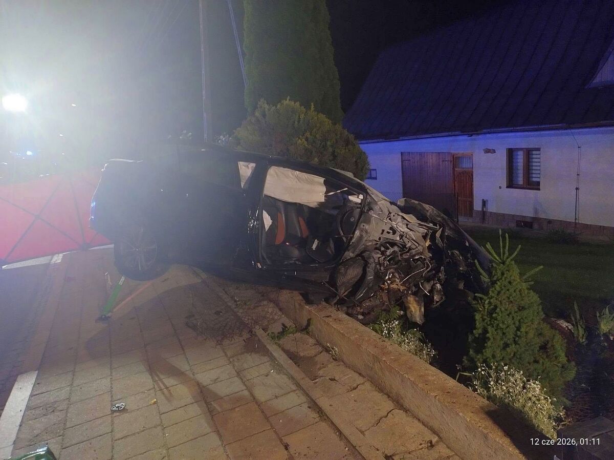 Groźny wypadek w Zakopanem - Toyota uderzyła w ogrodzenie posesji