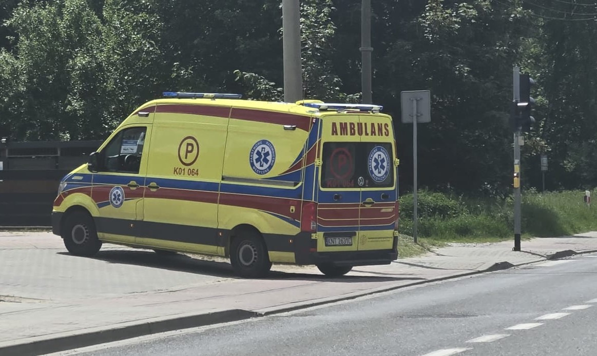 Policjanci pomogli poszkodowanemu mężczyźnie na przejściu dla pieszych w Nowym Targu