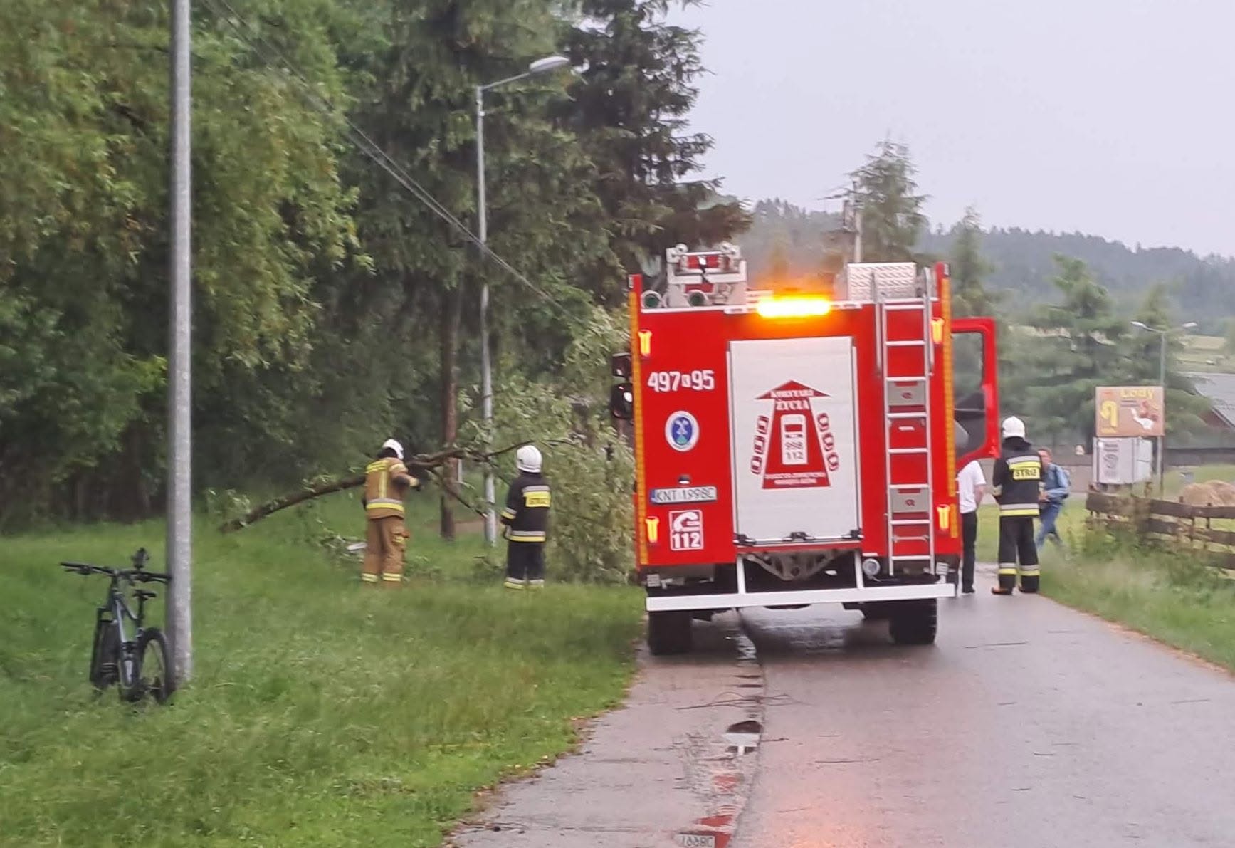 Niedzielne nawałnice nad Podhalem. Zalane ulice, podtopienia i zerwana kładka