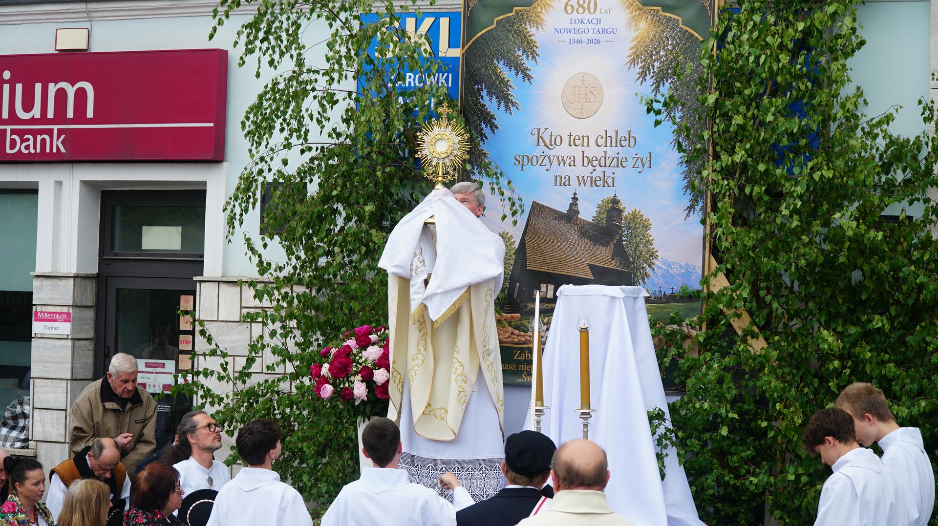Deszcz nie zatrzymał wiernych. Tłumna procesja Bożego Ciała przeszła przez Nowy Targ (GALERIA)