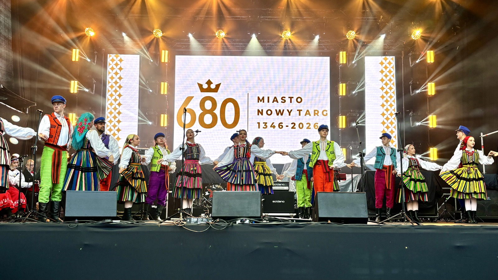 Folklor połączył miasta obchodzące 680-lecie. Barwne spotkanie kultur na nowotarskim Rynku (GALERIA)