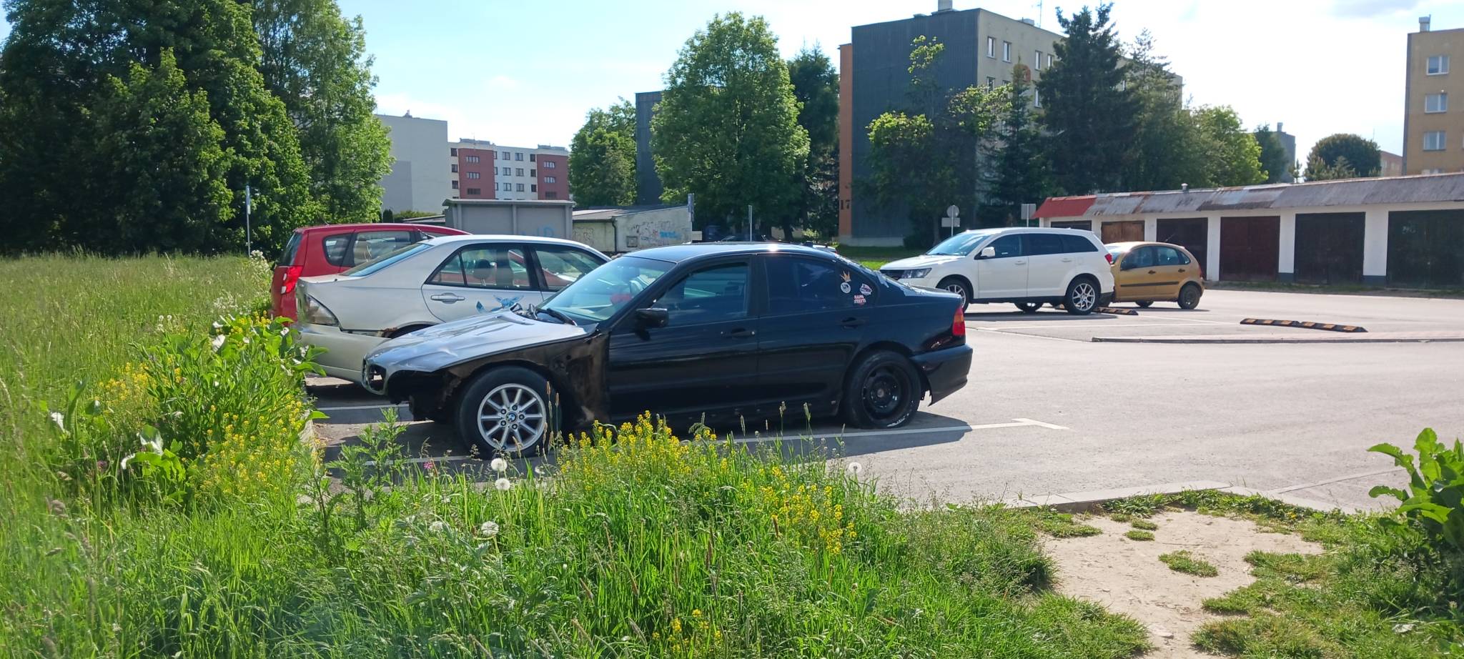 Nowe wrakowisko w Nowym Targu? Jeden z samochodów nie ma koła ani silnika