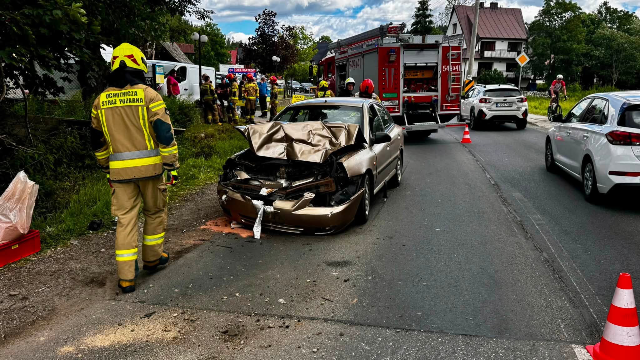 Kolizja ciężarówki z samochodem osobowym w Poroninie. Jedna osoba trafiła do szpitala