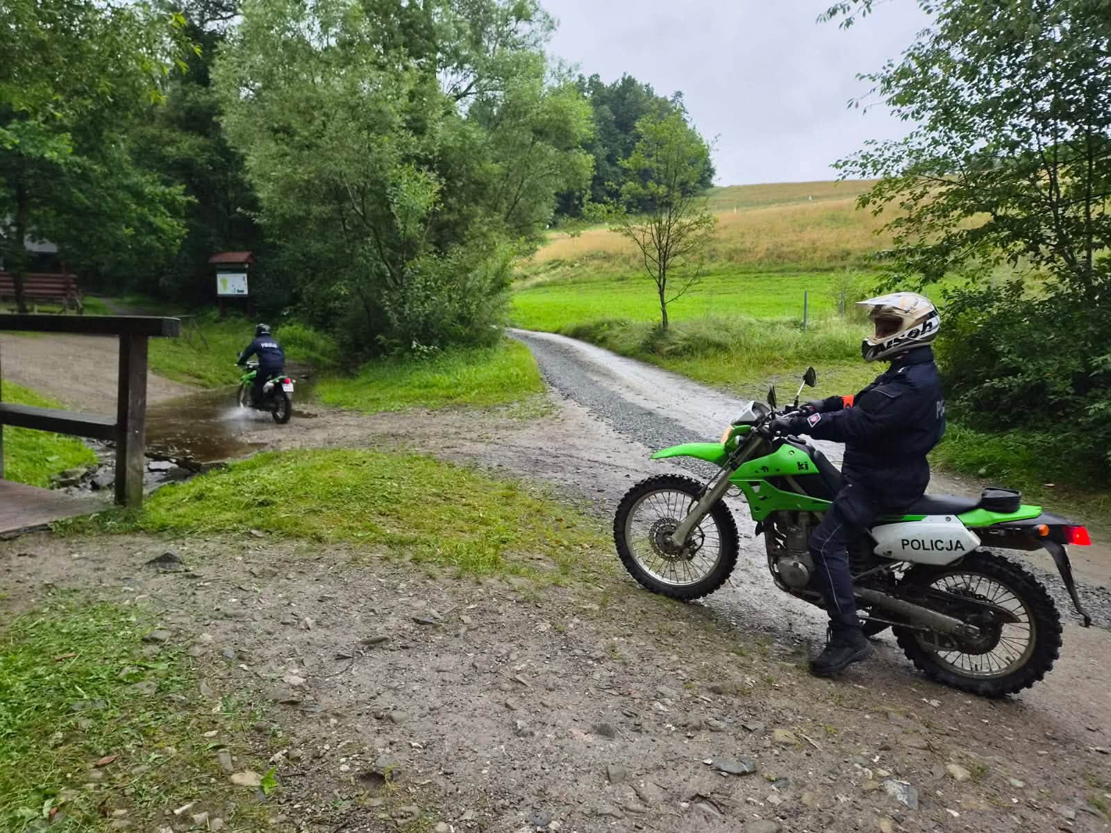 Policjanci przesiedli się na motocykle i quada. Ścigają kierowców niszczących lasy