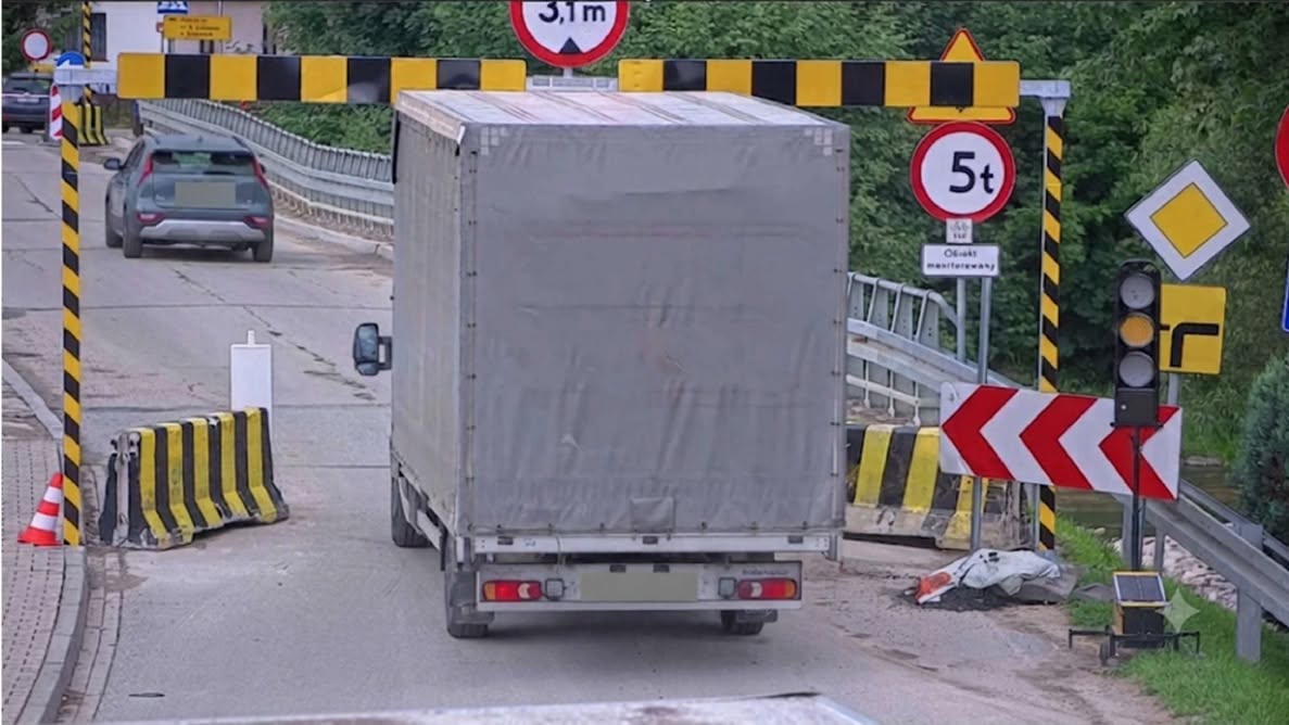 Ciężarówka uderzyła w bramownicę przed mostem w Szaflarach. Urzędnicy grożą zaostrzeniem ograniczeń