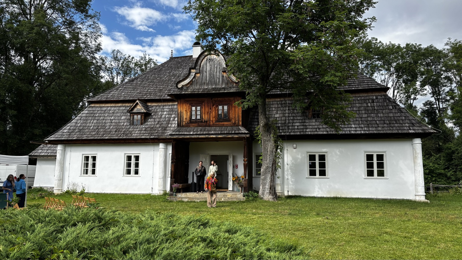 Dwór w Łopusznej znów otwarty. Na początek wystawa o historii dzieciństwa pod Tatrami (GALERIA)