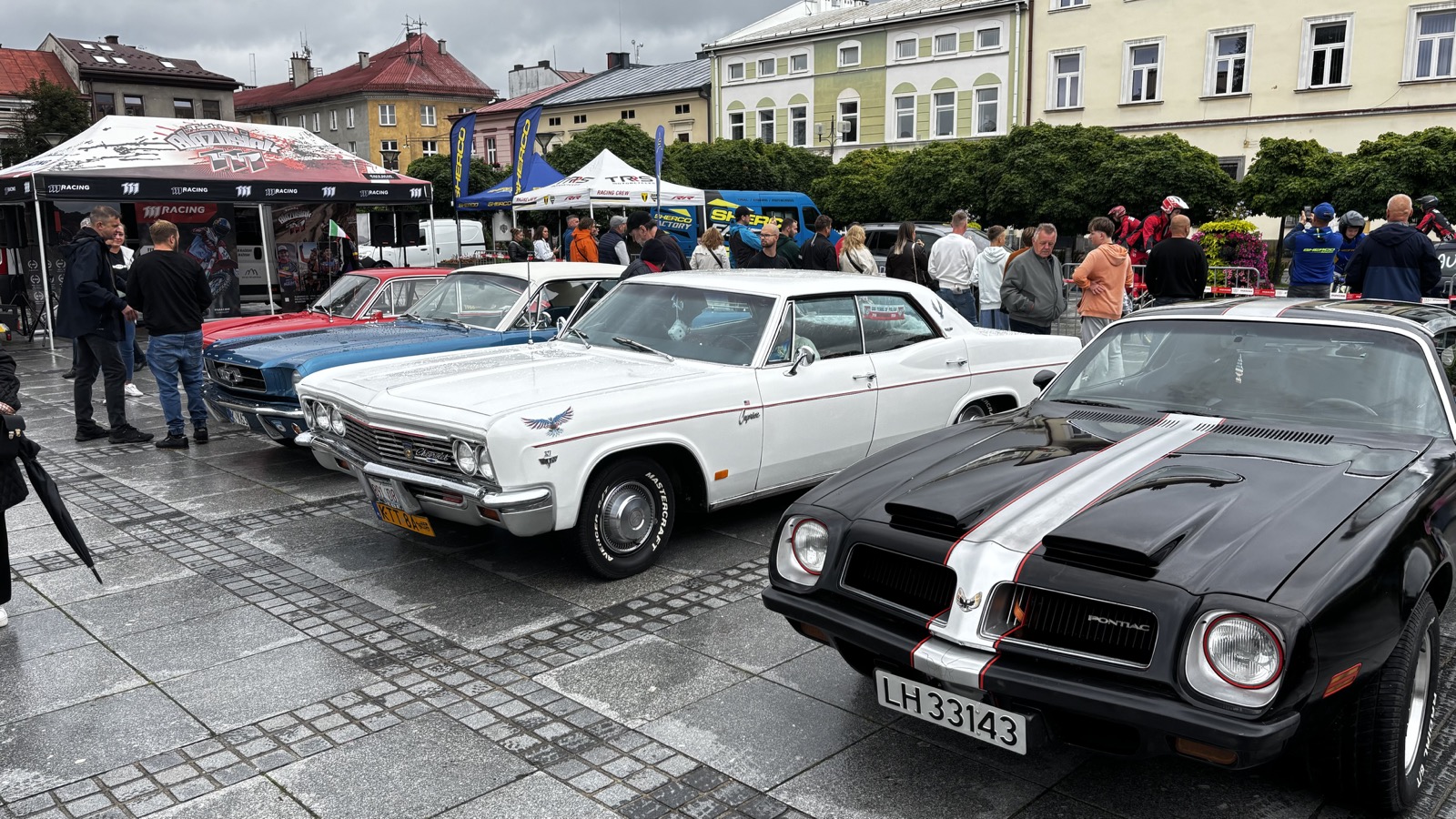 Rolls-Royce, Harleye i klasyki PRL. Motoryzacyjne perełki opanowały Nowy Targ (GALERIA)