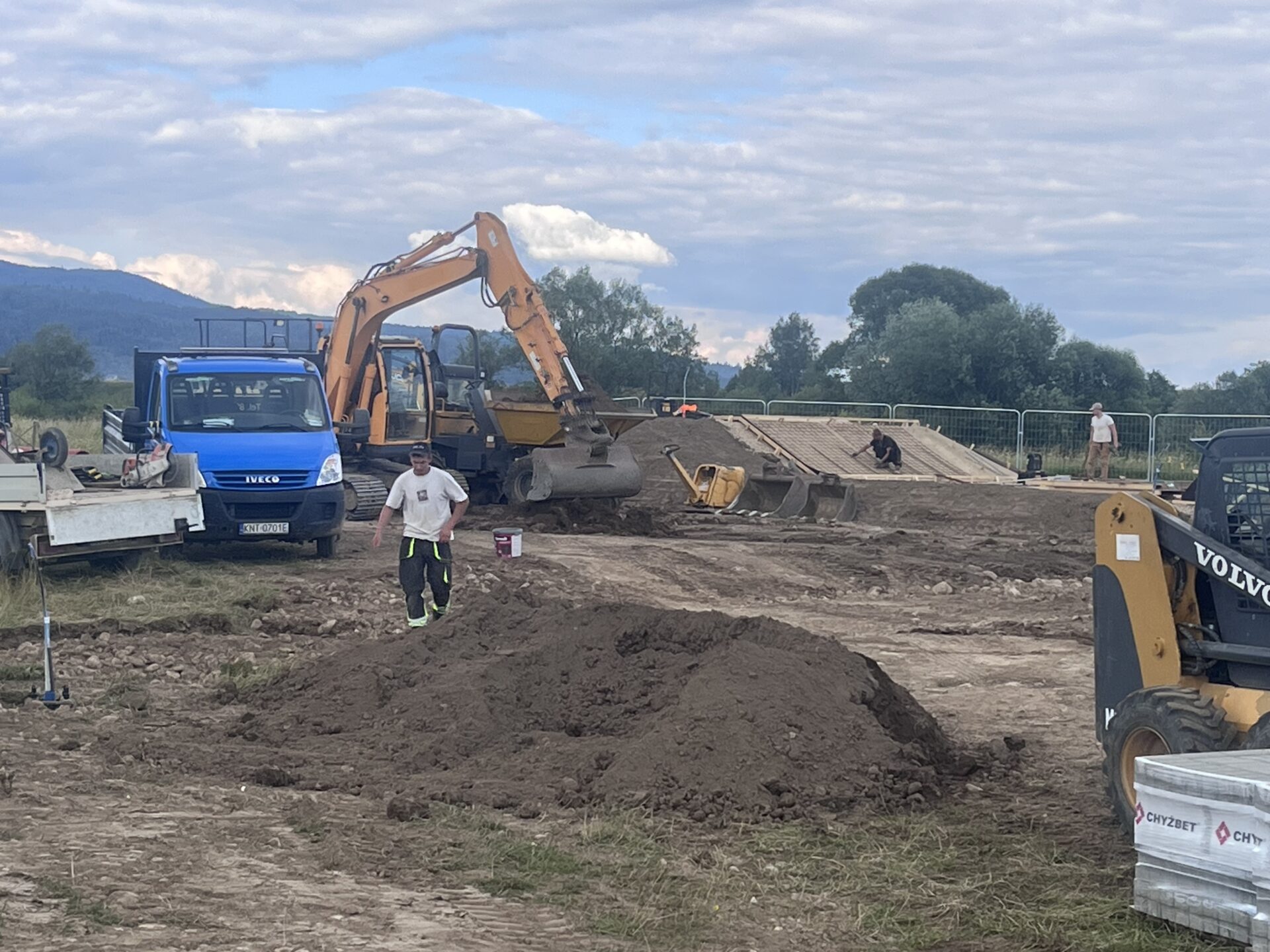 Skatepark przy Sikorskiego nabiera kształtów. Na placu budowy widać już pierwsze przeszkody